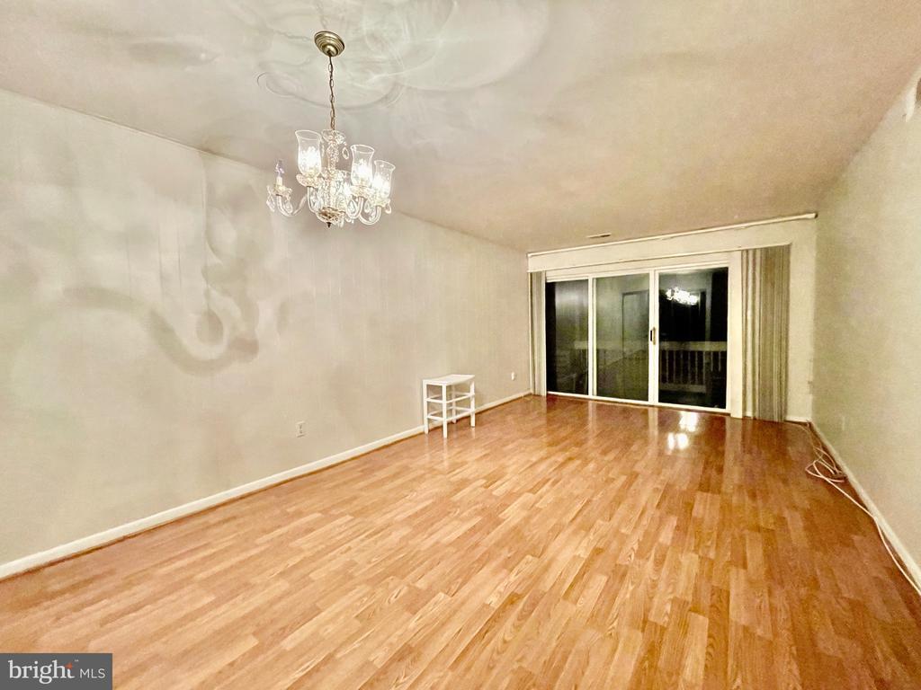 Building Photo - 5806 Royal Ridge Dr