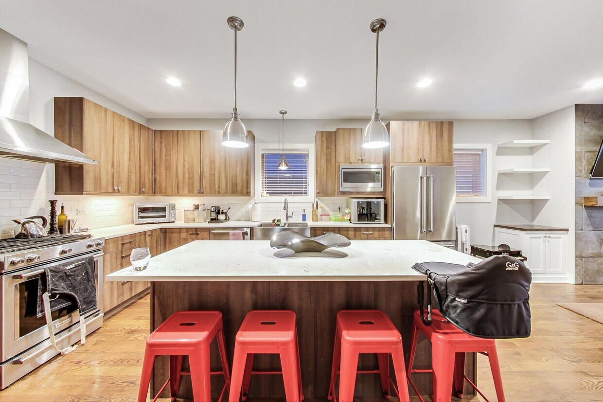 Foto principal - 3649 W Belmont Ave