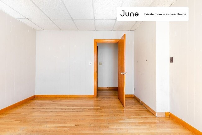 Building Photo - Room in Shared 5 bed/1 bath home in Mission Hill