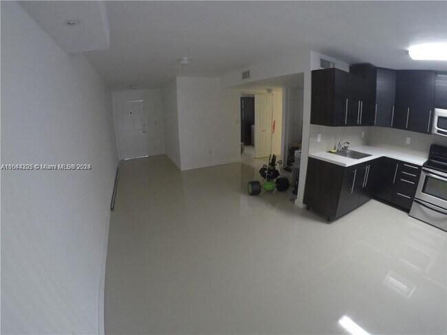Building Photo - 9367 Fontainebleau Blvd