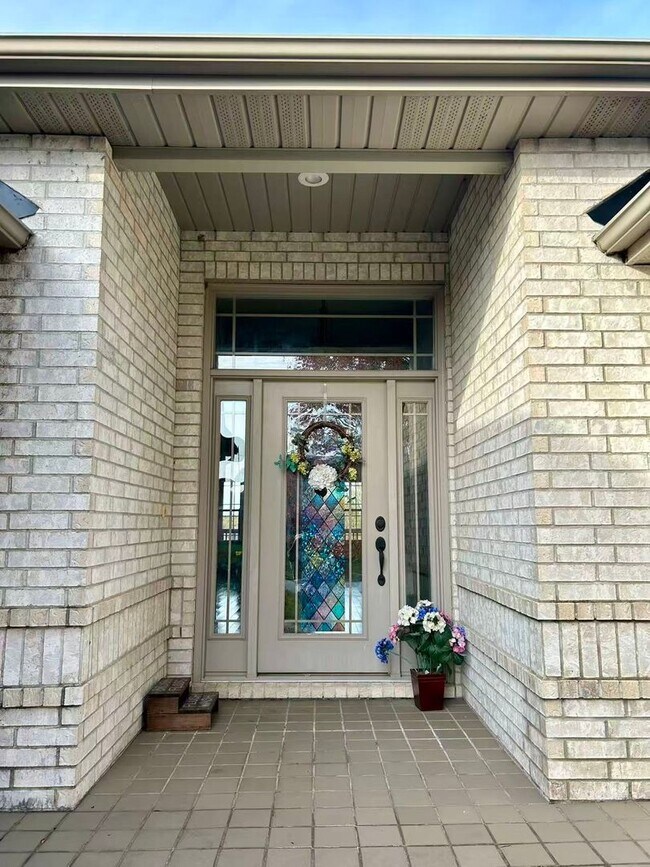 Foto del edificio - 5 bedroom and 3 bathroom two level house