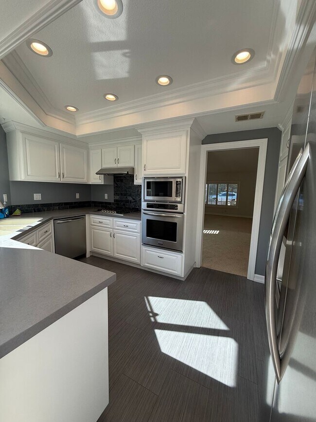 Foto del edificio - Spacious End-of-Culdesac 4-bed, 2.5-bath Home with Private Sparkling Pool & Spa