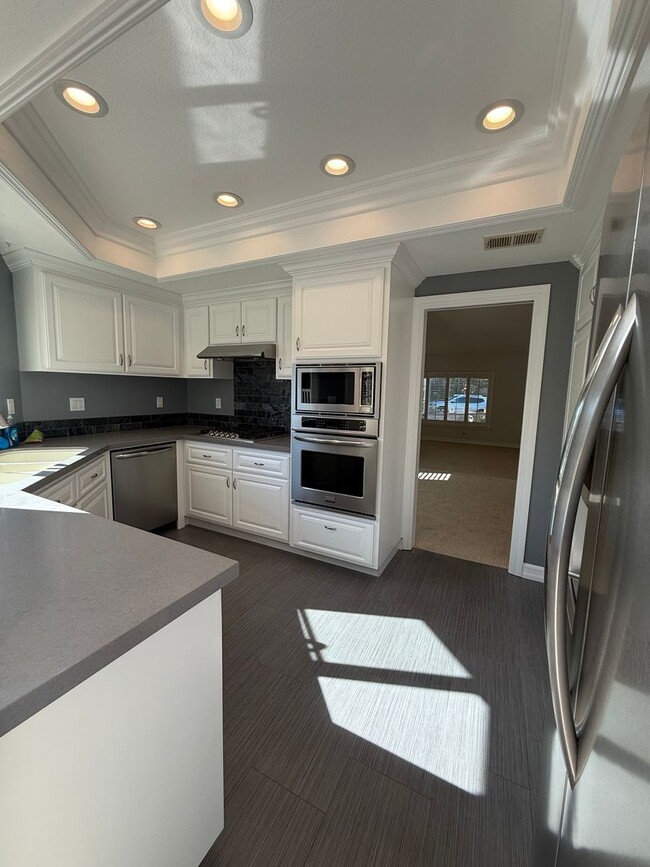 Building Photo - Spacious End-of-Culdesac 4-bed, 2.5-bath Home with Private Sparkling Pool & Spa