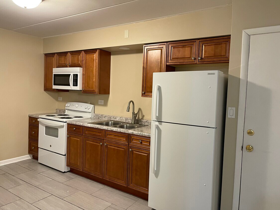 18234 Exchange Ave Unit 1 bed 1 bath, Lansing, IL 60438 Apartments in