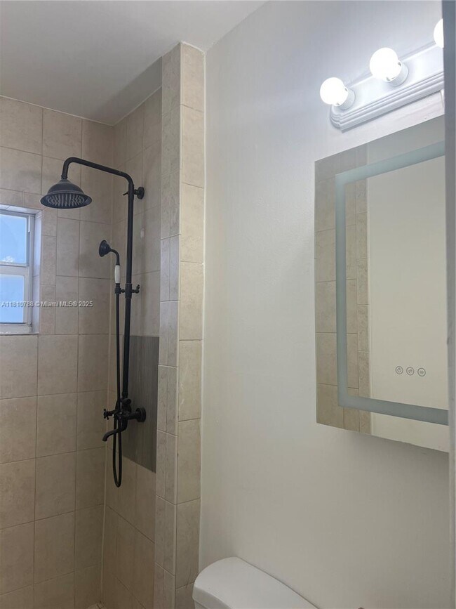 Foto del edificio - 573 NE 82nd St