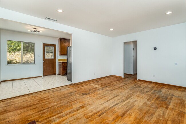 Foto del edificio - 6352 Clyde Ave