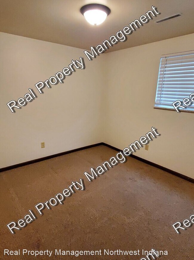 Building Photo - 7036 White Oak Ave