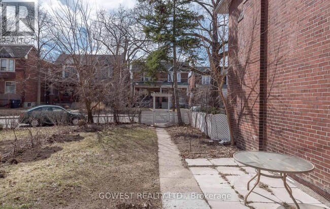 Building Photo - 207-207 Oakmount Rd
