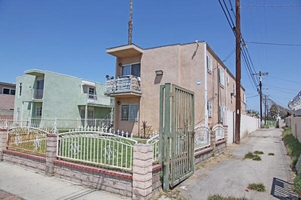 Building Photo - 443 E 81st St