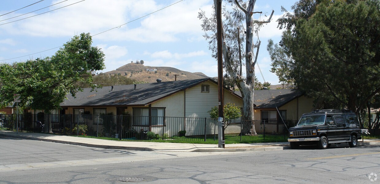Primary Photo - 409-411 W Pottery St