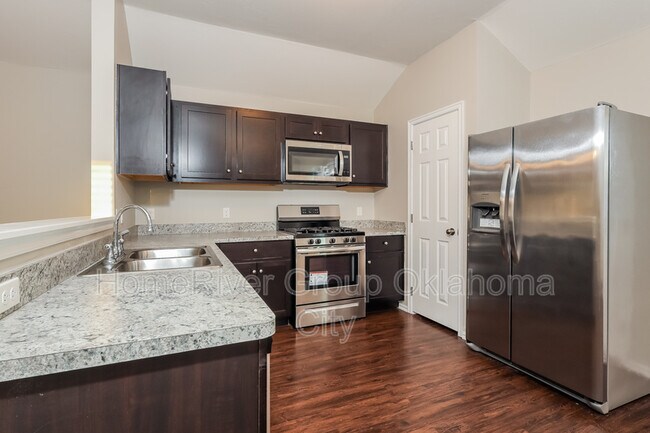 Building Photo - 1724 Lanesboro Dr