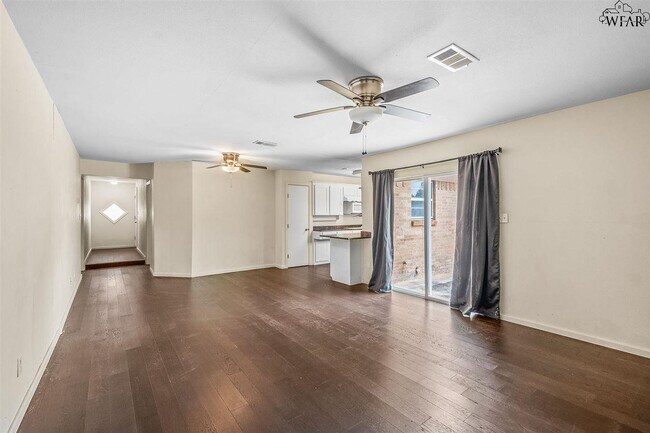 Building Photo - 4033 Hooper Dr