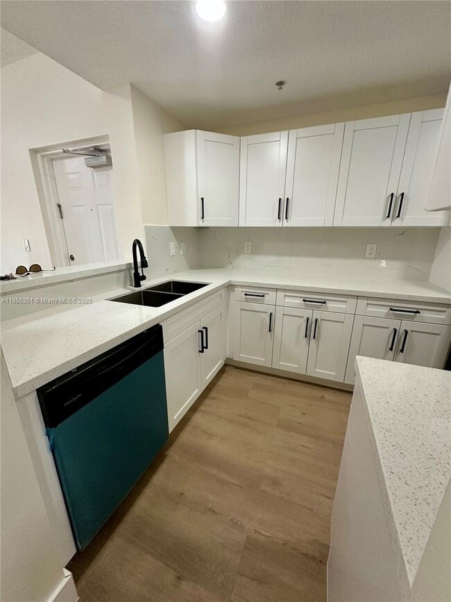 Foto del edificio - 6630 NW 114th Ave