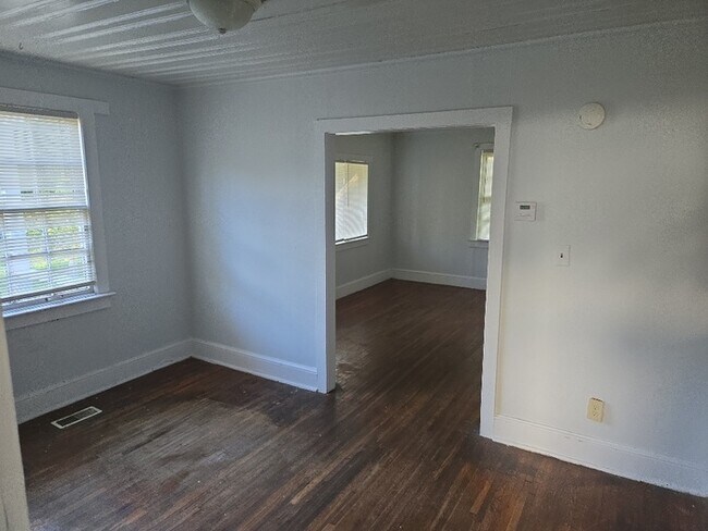 Building Photo - 2 Bedrooms 1 bathroom