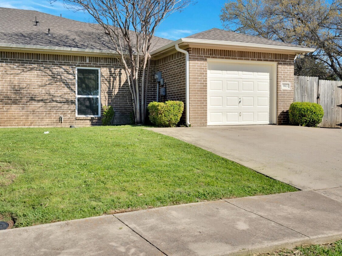 Primary Photo - 903 Lake Dr