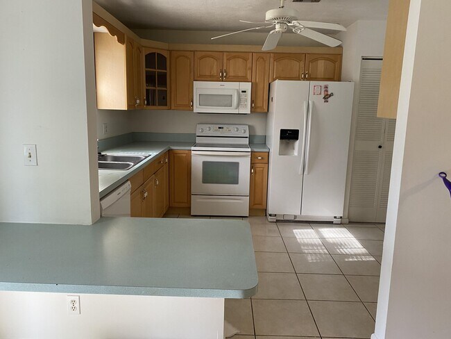 Building Photo - 1222 S Lakes End Dr