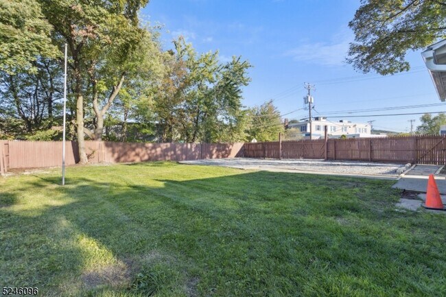 Foto del edificio - 310 Rutherford Ave