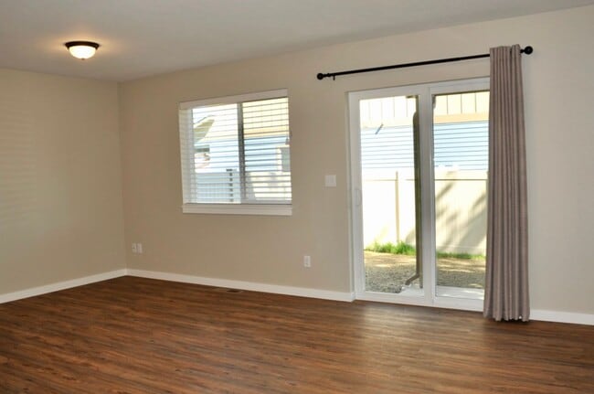 Building Photo - 3 bed 2.5 bath Townhouse