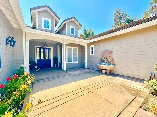 Foto del edificio - Beautiful Single-Level Custom Home with Serene Backyard Space in the Lovely Peppertree Park Commu...