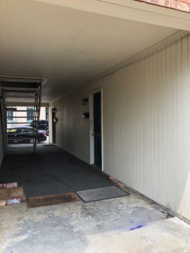 Foto del edificio - Downtown 2 Bedroom Apartment! Water included!