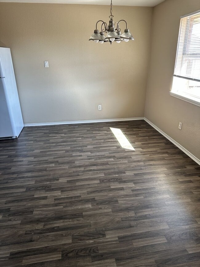 Building Photo - AVAILABLE NOW!