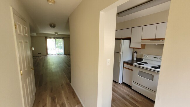 Mirando desde la entrada hacia la sala de estar - 516 Welsh Rd