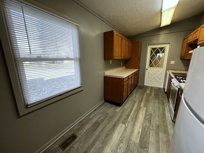 Building Photo - 3BR 1bath House - Available Mid October 2025