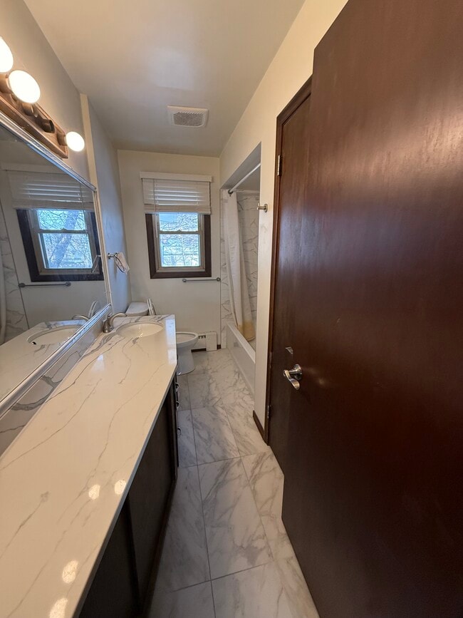 Building Photo - 1274 Saint Albans St N