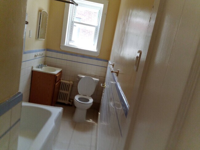 Baño - 1126-2 W Rockland St
