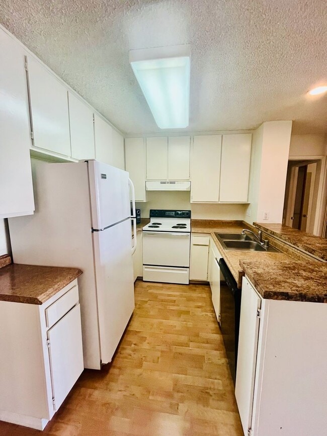 Building Photo - LARGE AND BRIGHT 2BD/2BA CONDO AVAILABLE I...
