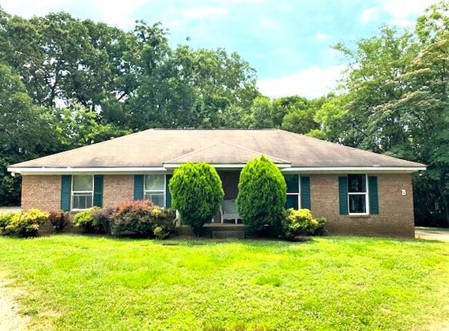 Downtown Cornelius! Minutes from Lake Norman! NEW HVAC! 2 Bedroom, DUPLEX! - Downtown Cornelius! Minutes from Lake Norman! NEW HVAC!  2 Bedroom, DUPLEX! House