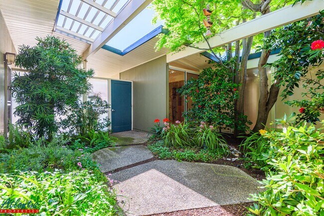 Foto del edificio - Gorgeous Eichler Home | Desirable Location