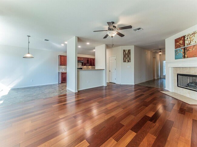 Foto del edificio - 11909 Timber Heights Dr