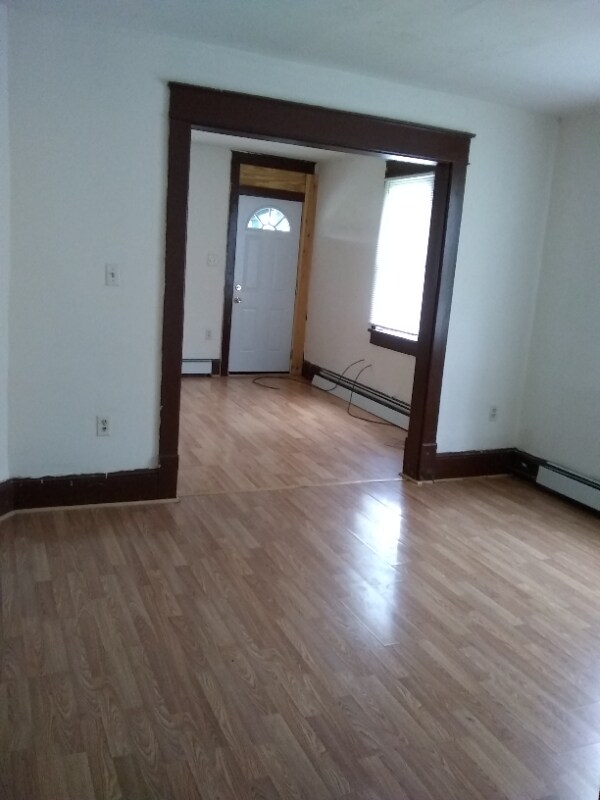 Building Photo - 202 E Oak St