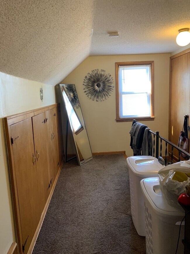 Building Photo - Beautiful 4 Bedroom 1 Bathroom in North Mi...