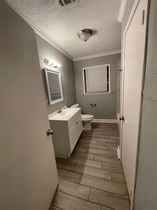 Building Photo - 2330 Cedar Dr