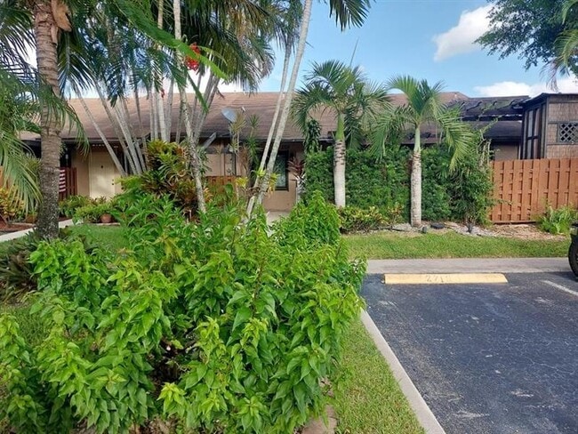 Foto del edificio - 2718 N Nob Hill Rd