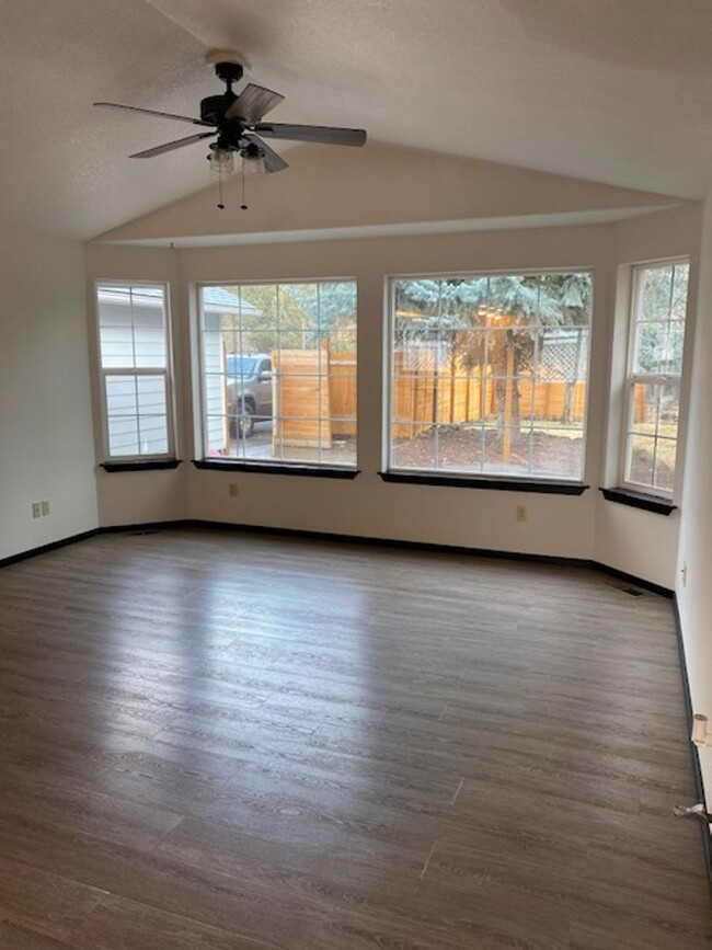 Building Photo - Adorable SE Bend home on Benham Rd