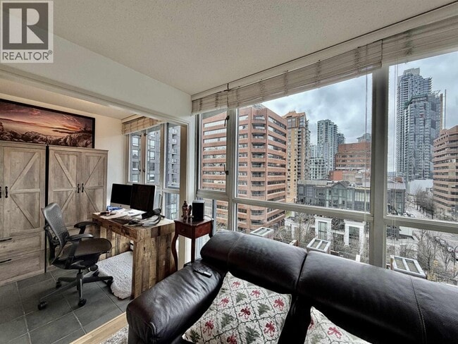 Building Photo - 1068 Hornby St