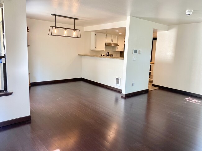 Building Photo - Kent Townhouse