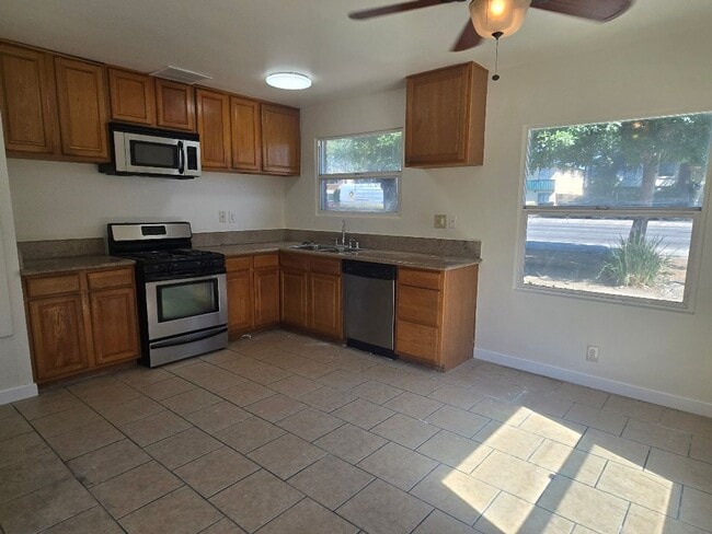 Building Photo - Large 2-bedroom 1 bath unit in Van Nuys