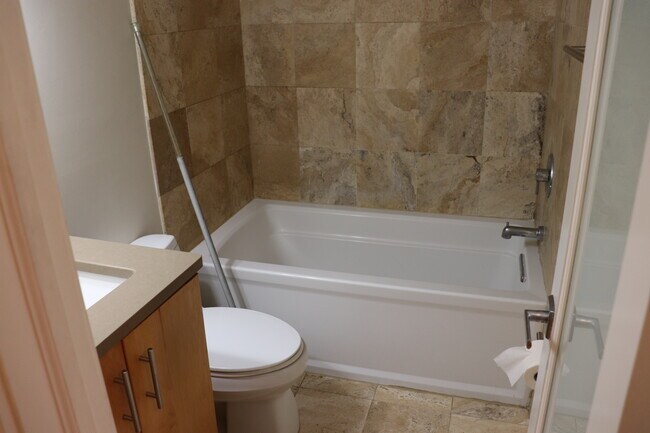 Baño del pasillo - 3542 11th St NW