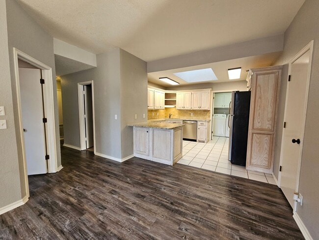 Foto del edificio - (3) Bed/(2) Bath Avail NOW! Storm Shelter!