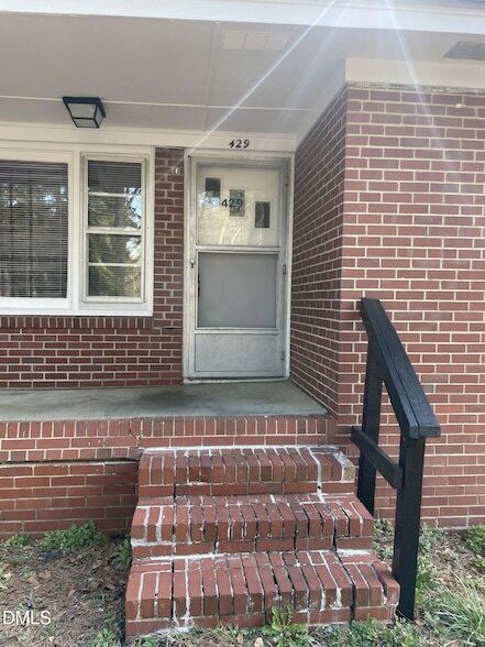 Foto del edificio - 429 Rose Ln