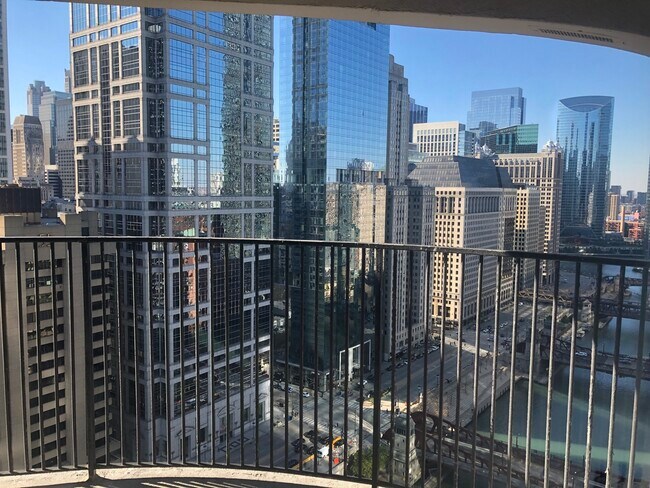 Foto del edificio - 300 N State St