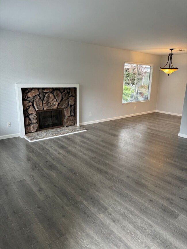 Building Photo - Remodeled Condo in Moorpark
