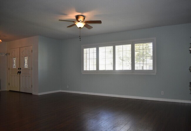 Building Photo - 1465 W Colonial Pkwy