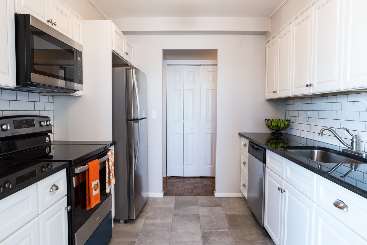Foto principal - 887 Farmington Ave