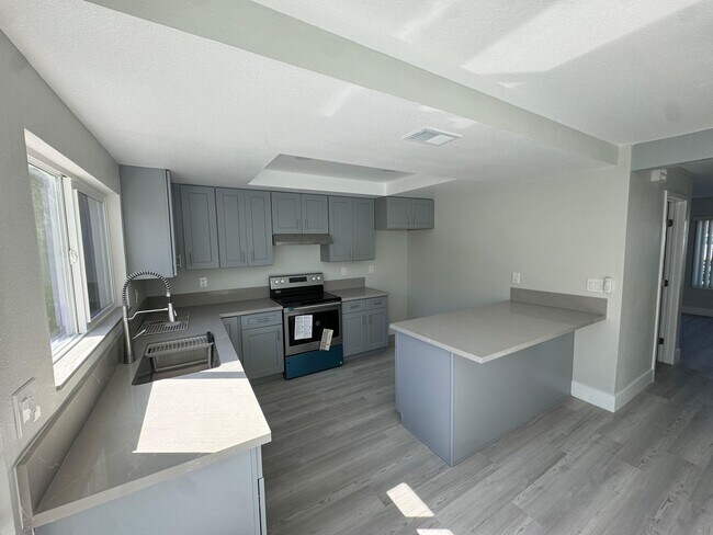 Building Photo - Fully renovated Condo