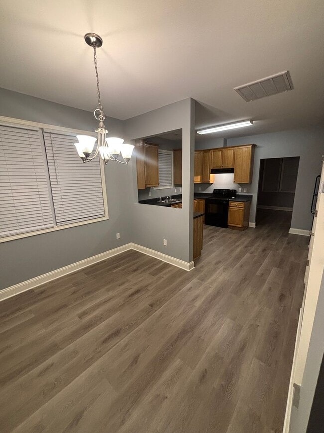 Building Photo - Charming & Spacious Three Bedroom, Two Bathroom Single Family Home